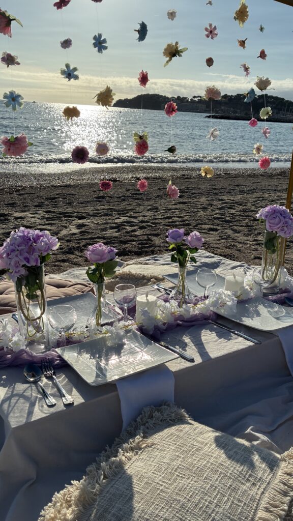 luxuru picnic fleuri au bord de mer