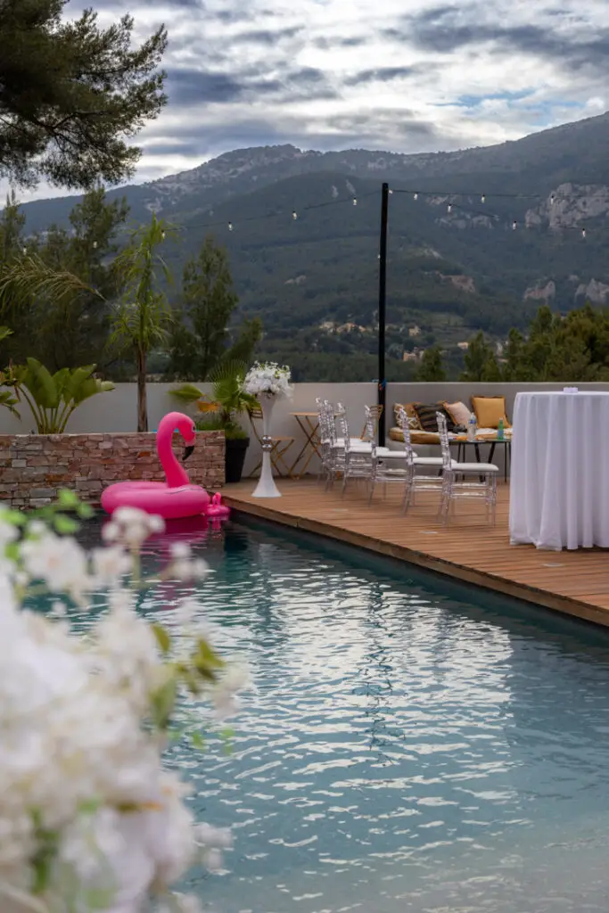 décoration évènement au bord de la piscine