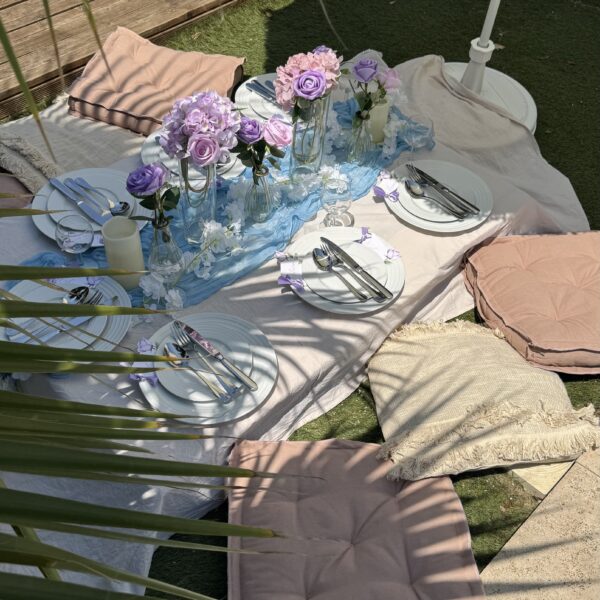 luxury picnic bridgerton bleu, rose et violet