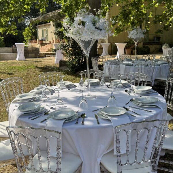 Décoration de table ronde blanc, chic et épuré