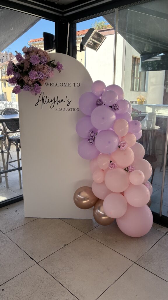 coin photo backdrop arrondi et arche de ballons violet et rose