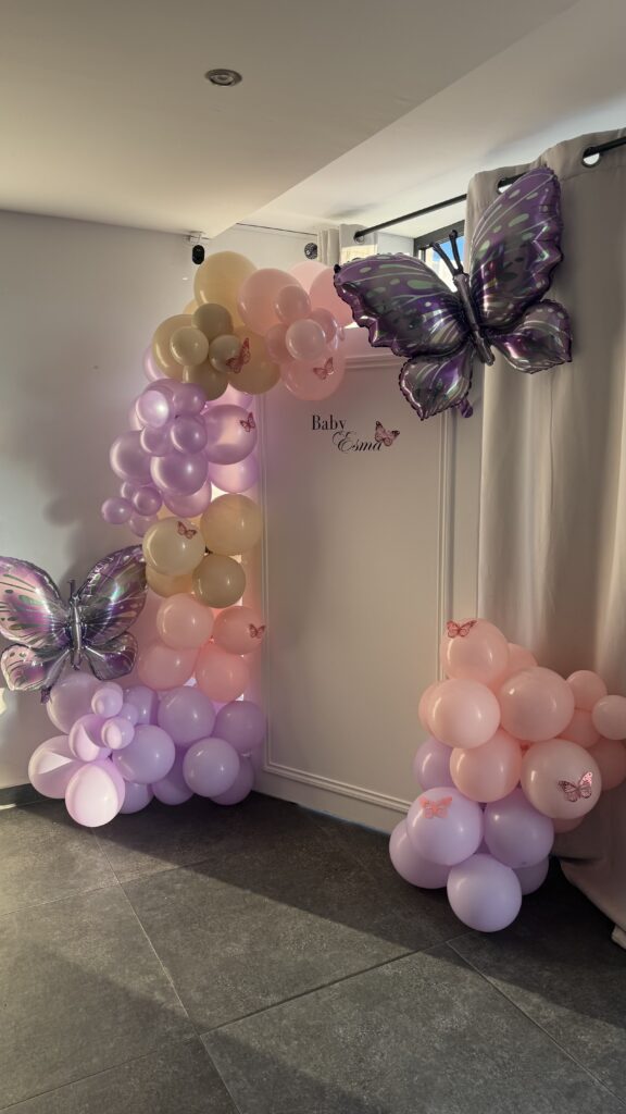 backdrop et arche de ballons baby shower papillon rose et violet