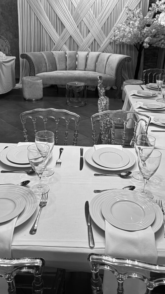 tables de banquet et coin trône