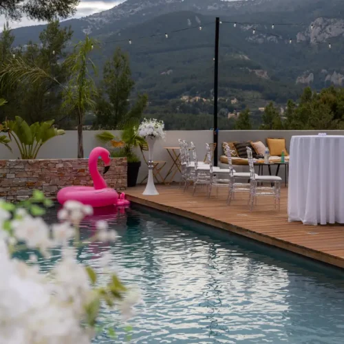 décoration évènement au bord de la piscine